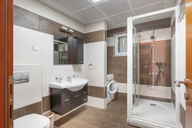 Geräumige 2-Zimmer-Wohnung mit Garage in Petrovac – 77 m² — photo 5
